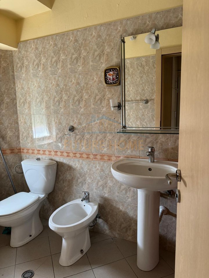 Shitet , Apartament 1+1, Zona "Brrylit " , Tirane.