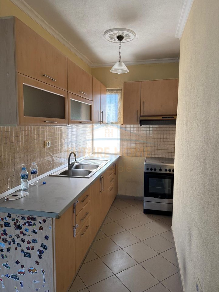 Shitet , Apartament 1+1, Zona "Brrylit " , Tirane.