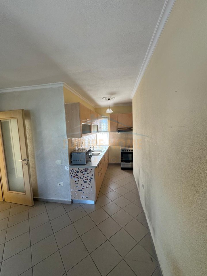 Shitet , Apartament 1+1, Zona "Brrylit " , Tirane.