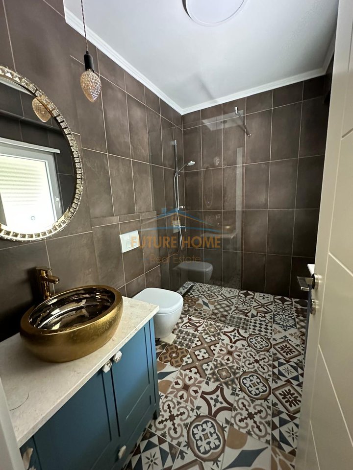 Shitet, Apartament 2+1+2, Kopështi Botanik, Tiranë