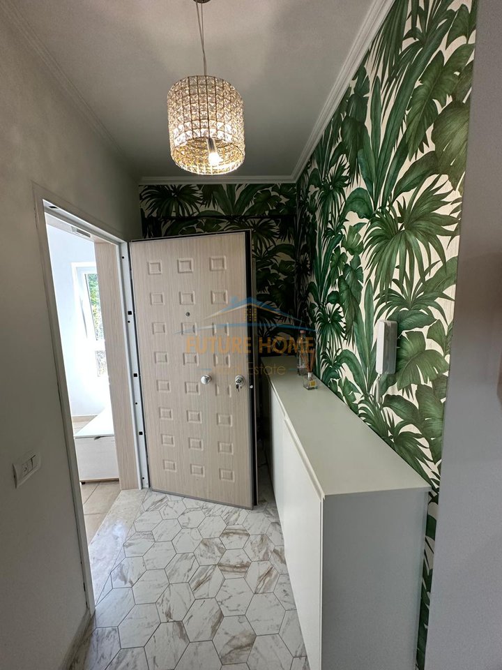 Shitet, Apartament 2+1+2, Kopështi Botanik, Tiranë