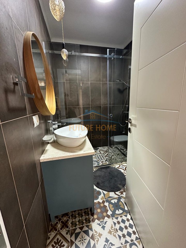 Shitet, Apartament 2+1+2, Kopështi Botanik, Tiranë
