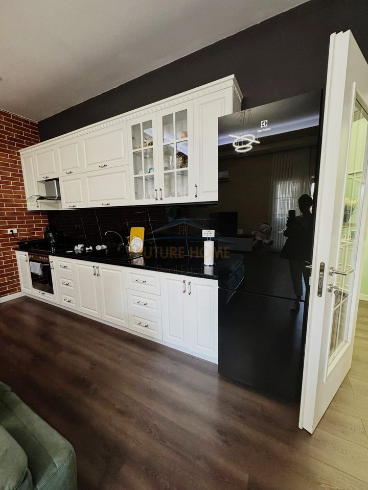 Shitet, Apartament 1+1+ Verandë,Fresk, Tiranë.