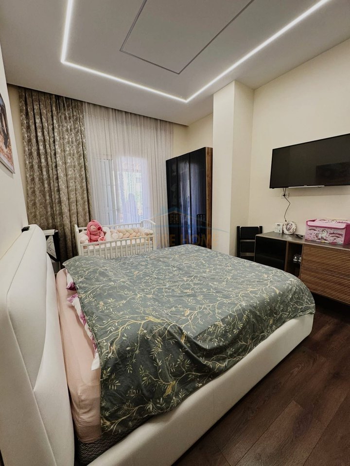 Shitet, Apartament 1+1+ Verandë,Fresk, Tiranë.