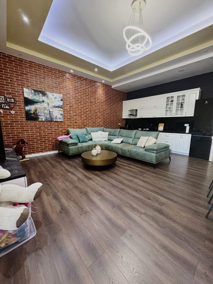 Shitet, Apartament 1+1+ Verandë,Fresk, Tiranë.