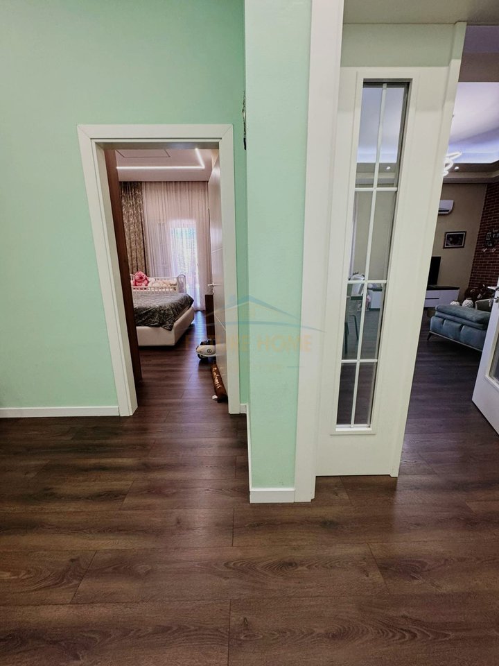 Shitet, Apartament 1+1+ Verandë,Fresk, Tiranë.