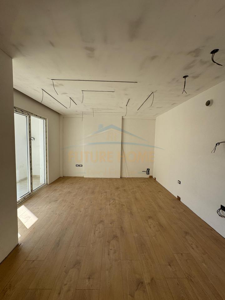 Vendesi Appartamento 1+1, Viale Migjeni, Complesso Molla.