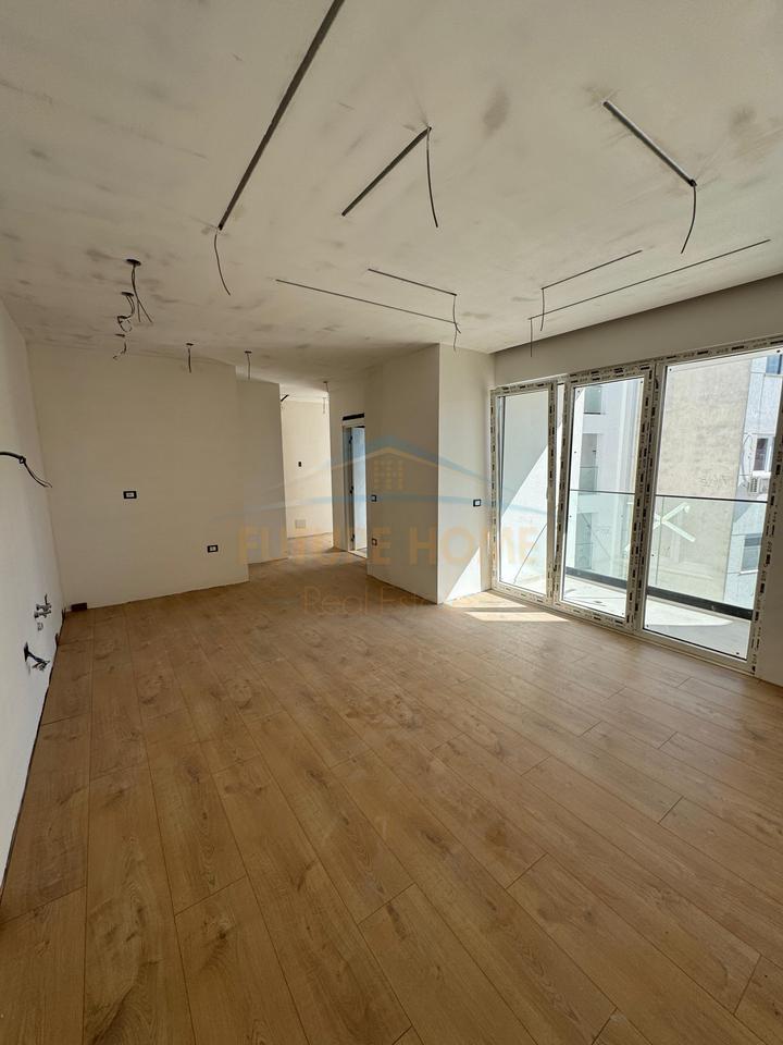 Vendesi Appartamento 1+1, Viale Migjeni, Complesso Molla.