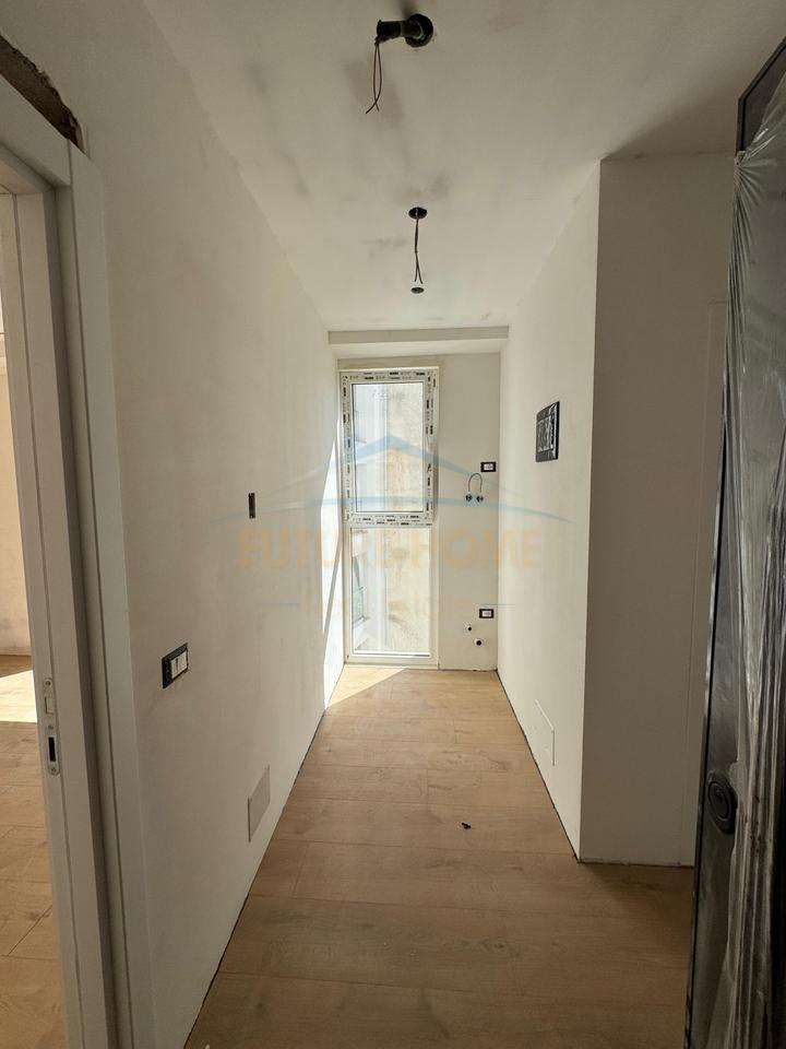 Vendesi Appartamento 1+1, Viale Migjeni, Complesso Molla.