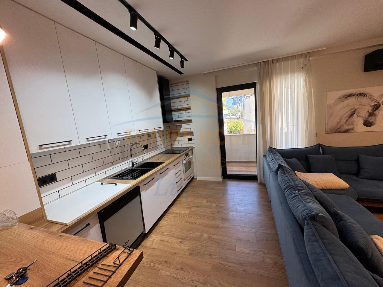 Shitet, Apartament 2+1, Fresku, Tiranë.