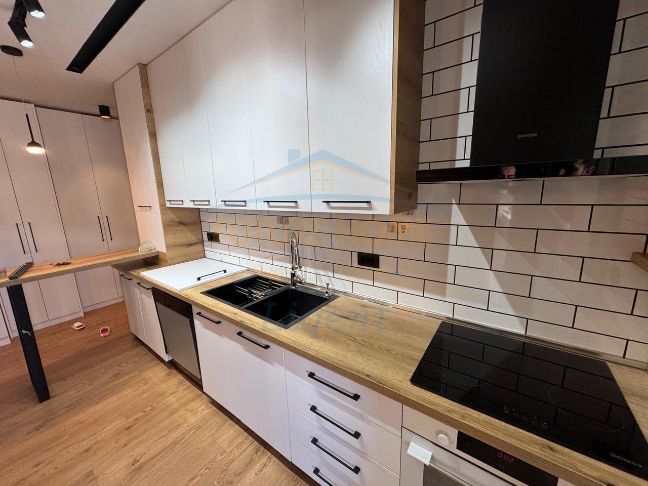 Shitet, Apartament 2+1, Fresku, Tiranë.