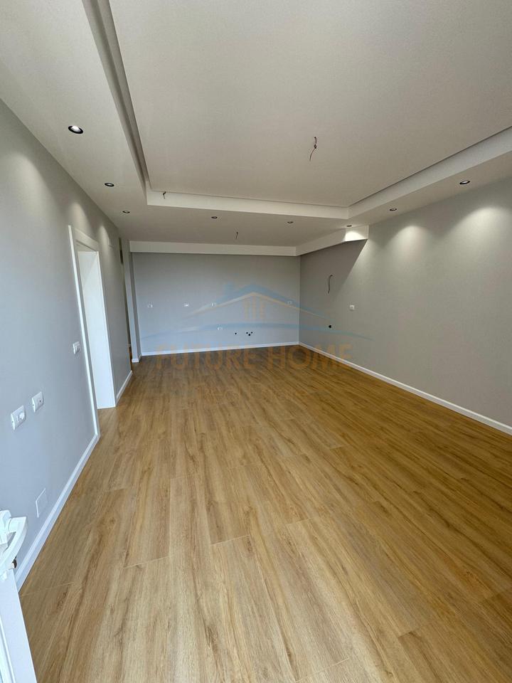 Shitet, Apartament 3+1+2, Fresku, Tiranë.