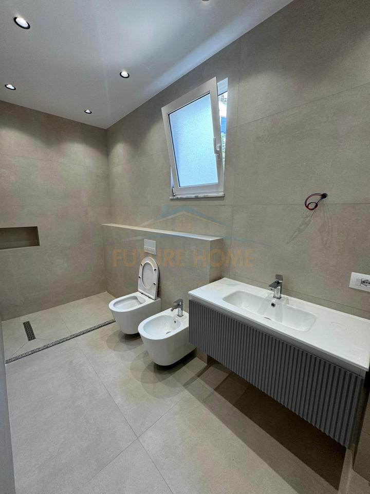 Shitet, Apartament 3+1+2, Fresku, Tiranë.