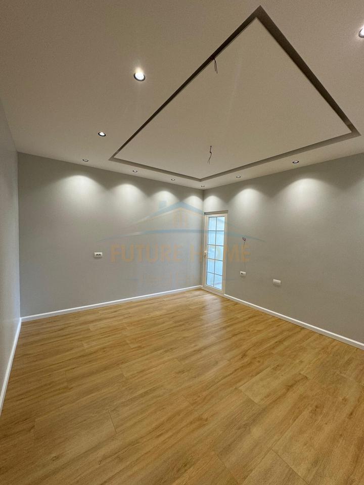 Shitet, Apartament 3+1+2, Fresku, Tiranë.