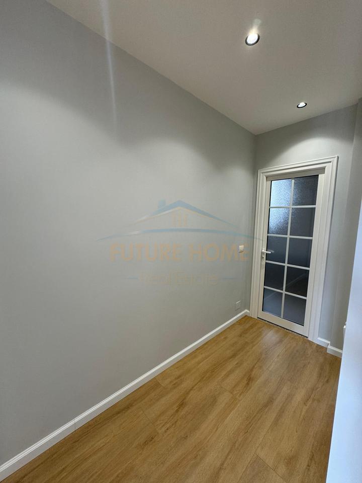 Shitet, Apartament 3+1+2, Fresku, Tiranë.