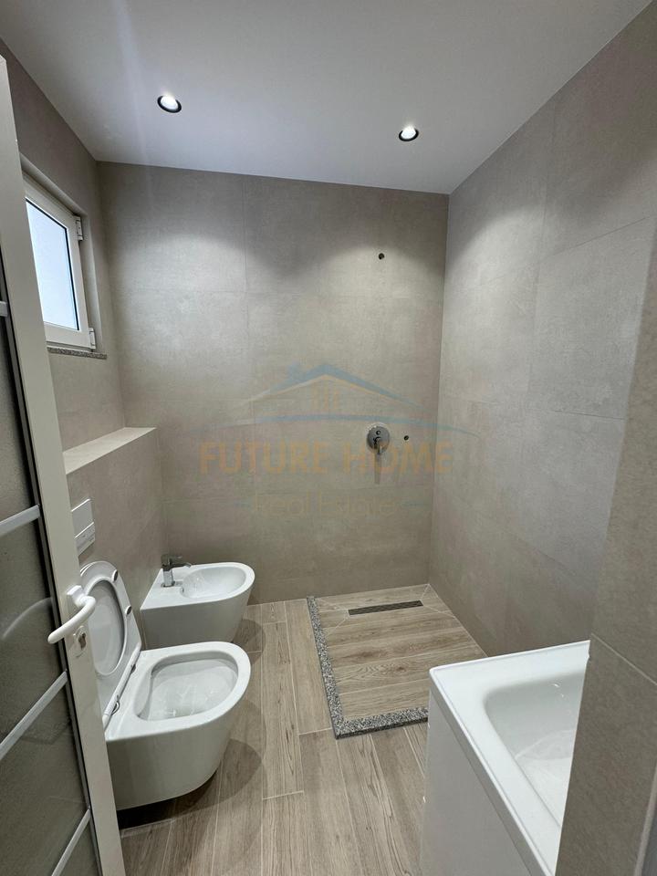 Shitet, Apartament 3+1+2, Fresku, Tiranë.