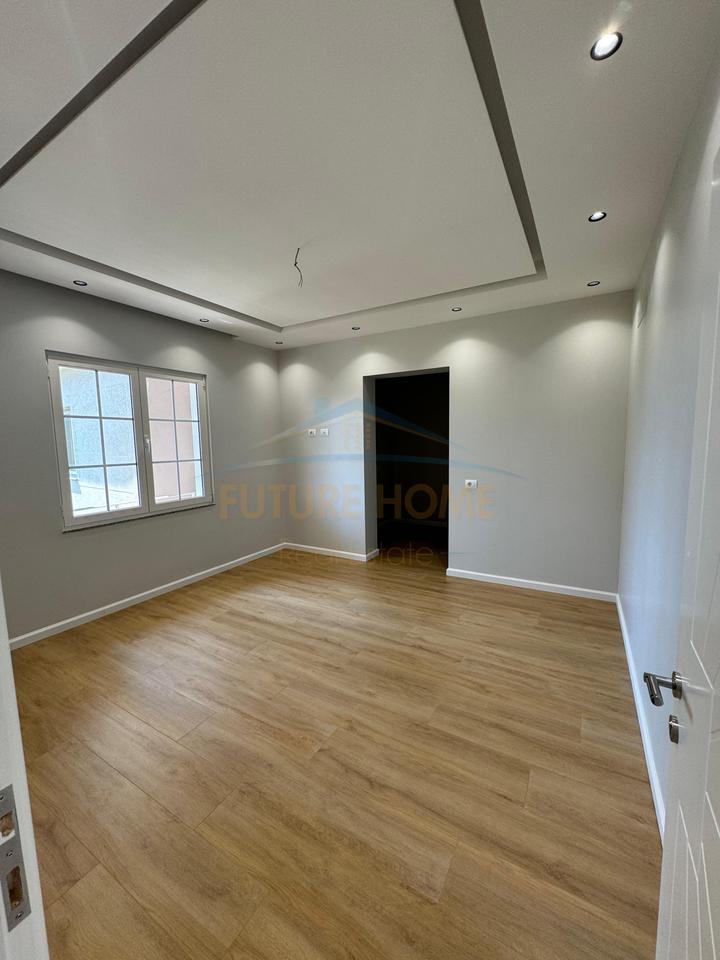 Shitet, Apartament 3+1+2, Fresku, Tiranë.