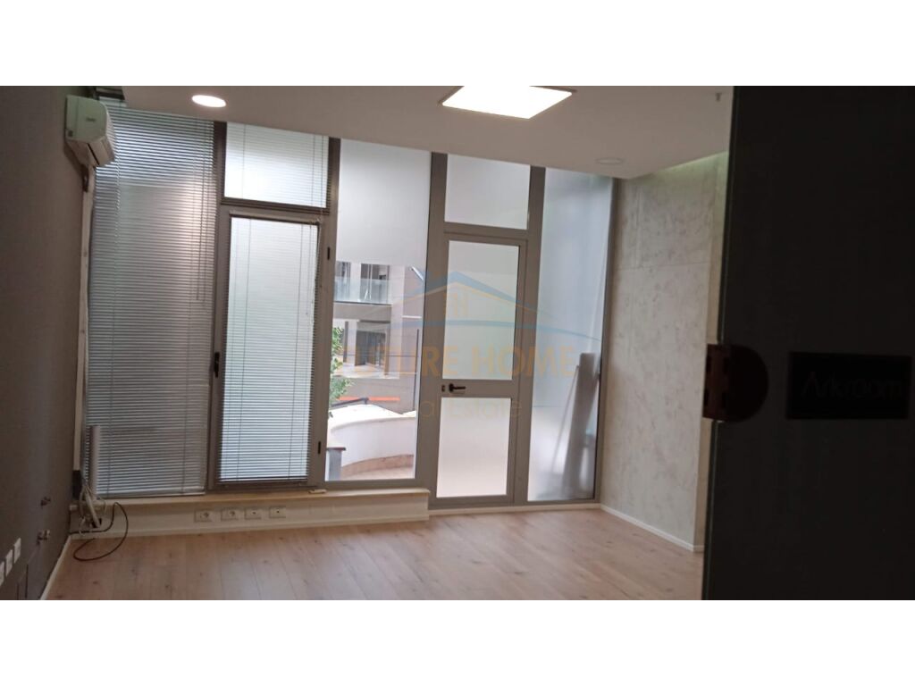 Qera, Ambient Biznesi, Pranë Gjimnazit Petro Nini Luarasi, Tiranë