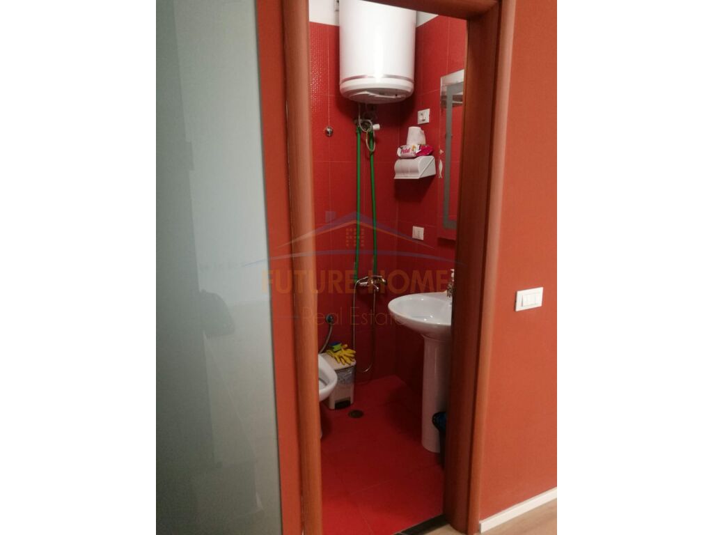 Qera, Ambient Biznesi, Pranë Gjimnazit Petro Nini Luarasi, Tiranë