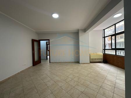 Shitet, Apartament 3+1+2, Komuna e Parisit, Tiranë.