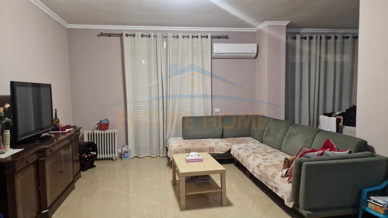 In vendita, appartamento 2+1, vicino alla scuola 4 Deshmoret, Tirana.