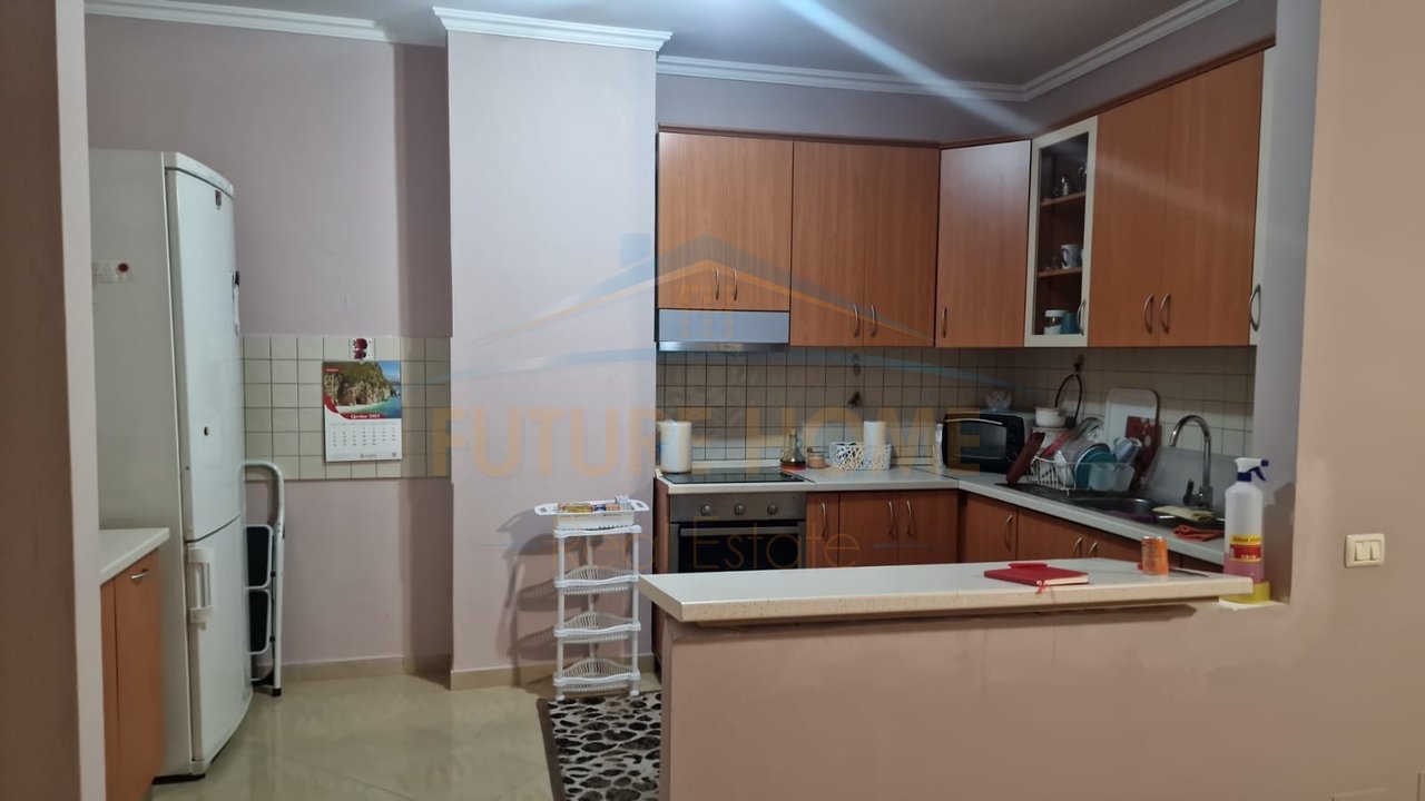 In vendita, appartamento 2+1, vicino alla scuola 4 Deshmoret, Tirana.