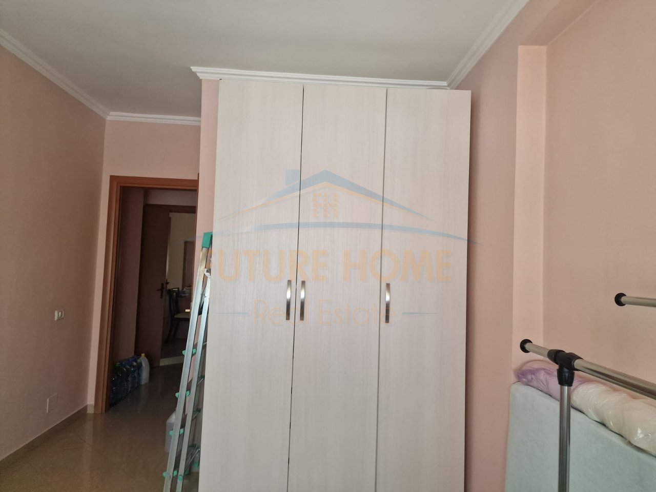 In vendita, appartamento 2+1, vicino alla scuola 4 Deshmoret, Tirana.