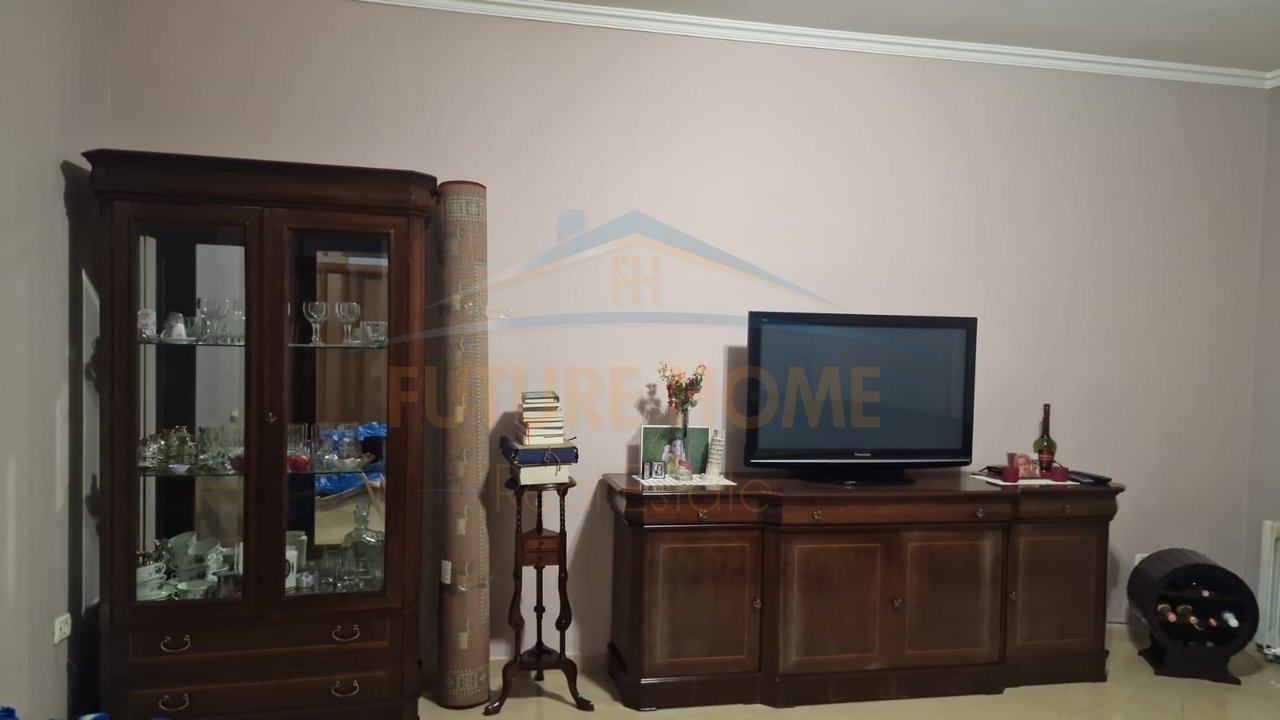 In vendita, appartamento 2+1, vicino alla scuola 4 Deshmoret, Tirana.