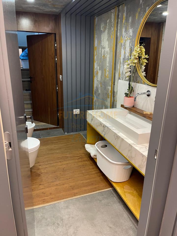 In affitto, Duplex 3+1+3+Posto Auto, Lago Secco, Tirana.