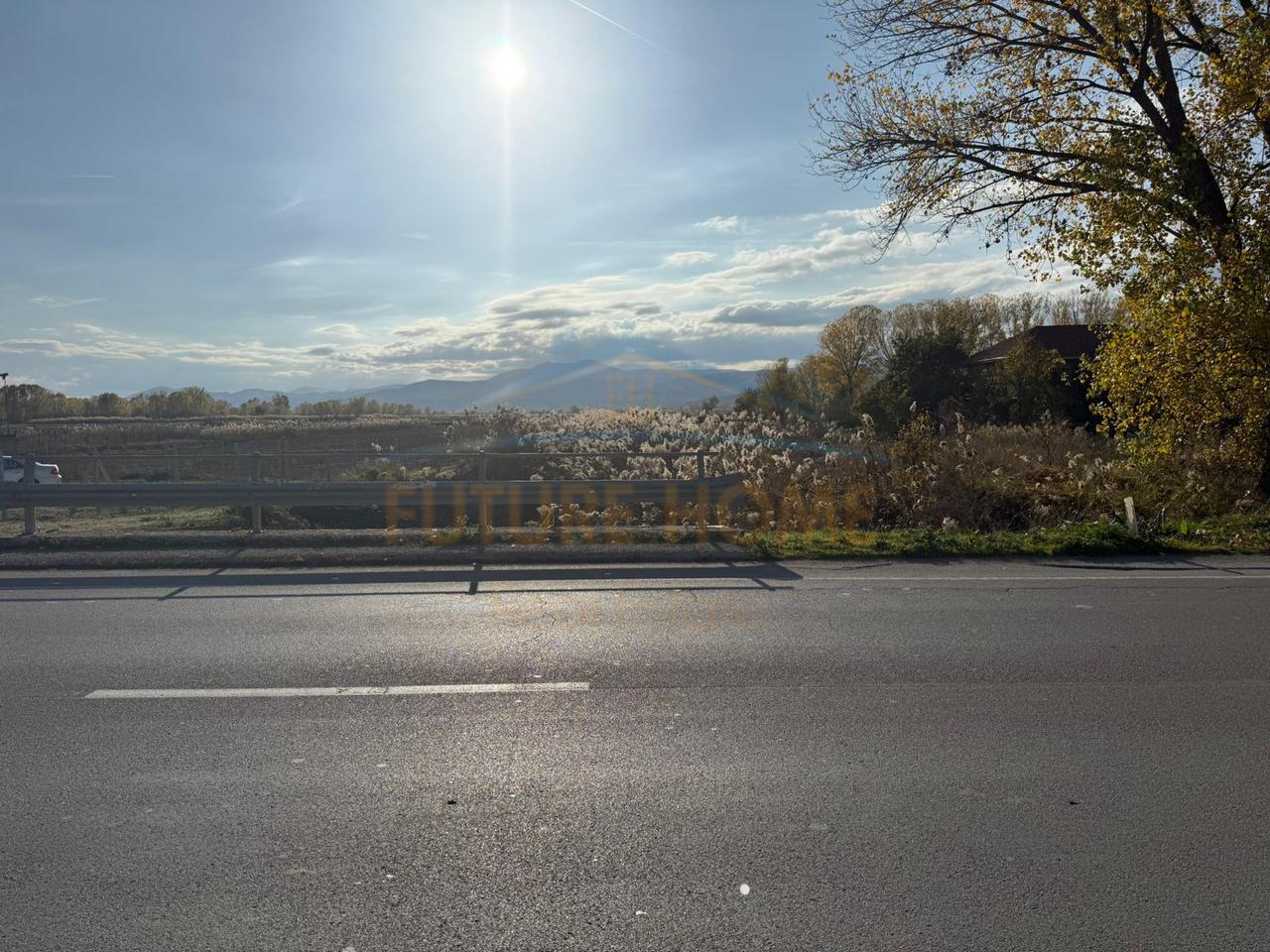 Shitet, Tokë, Km 1 Korçë - Pogradec.