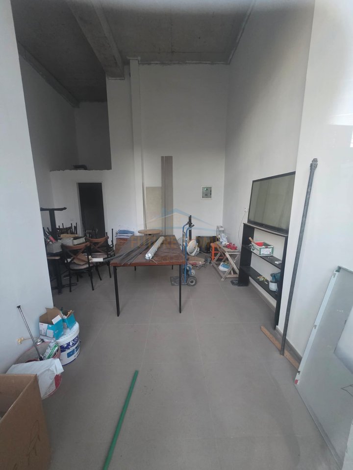 Shitet, Ambjent biznesi + Post parkimi,Platinum Residence, Bulevardi Ri, Tiranë