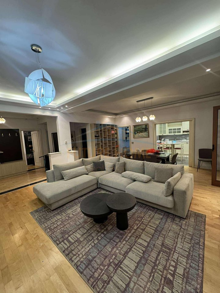 Shitet , Apartament 2+1+2+2 Poste Parkimi , Myslym Shyri , Tirane