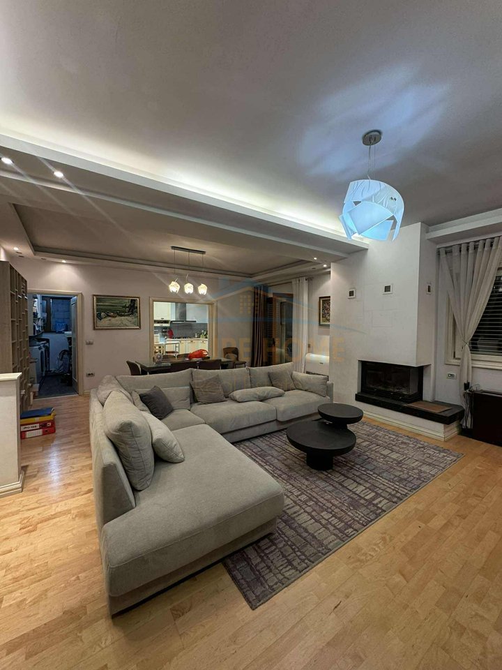 Shitet , Apartament 2+1+2+2 Poste Parkimi , Myslym Shyri , Tirane