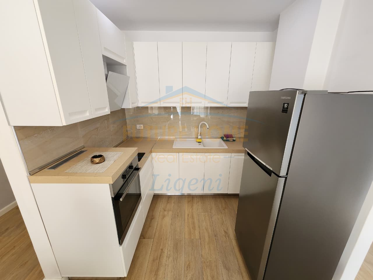 Qera, Apartament 2+1+2 Poste Parkimi, Liqeni i Thate Tirane.