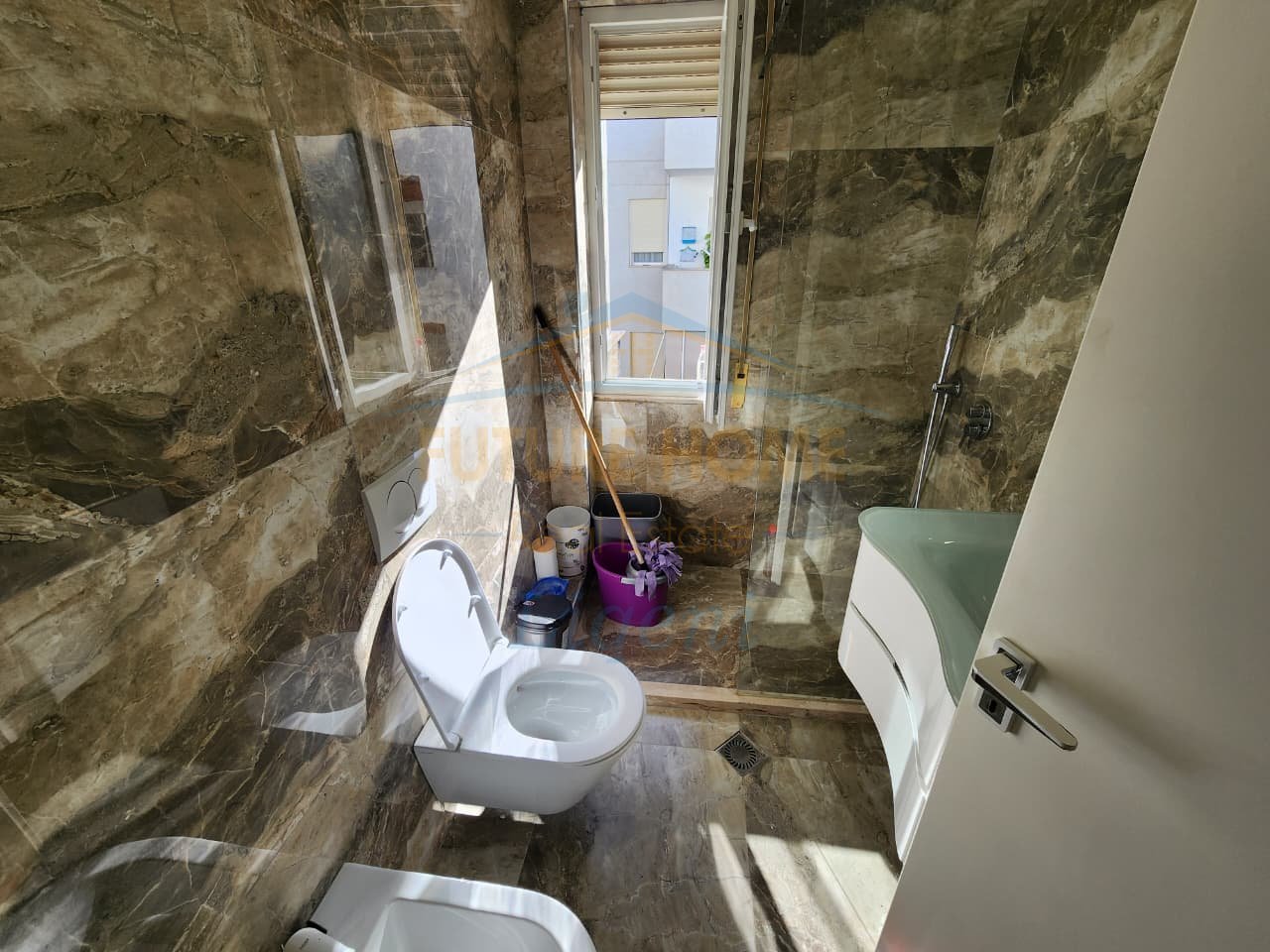 Qera, Apartament 2+1+2 Poste Parkimi, Liqeni i Thate Tirane.