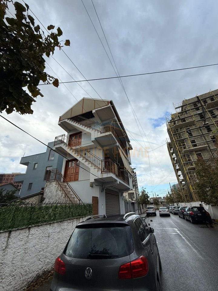 Disponiamo per la vendita di un edificio di 3 piani, ex Campo di Aviazione, Tirana.