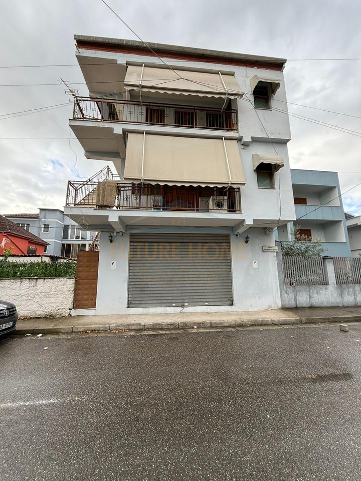 Disponiamo per la vendita di un edificio di 3 piani, ex Campo di Aviazione, Tirana.