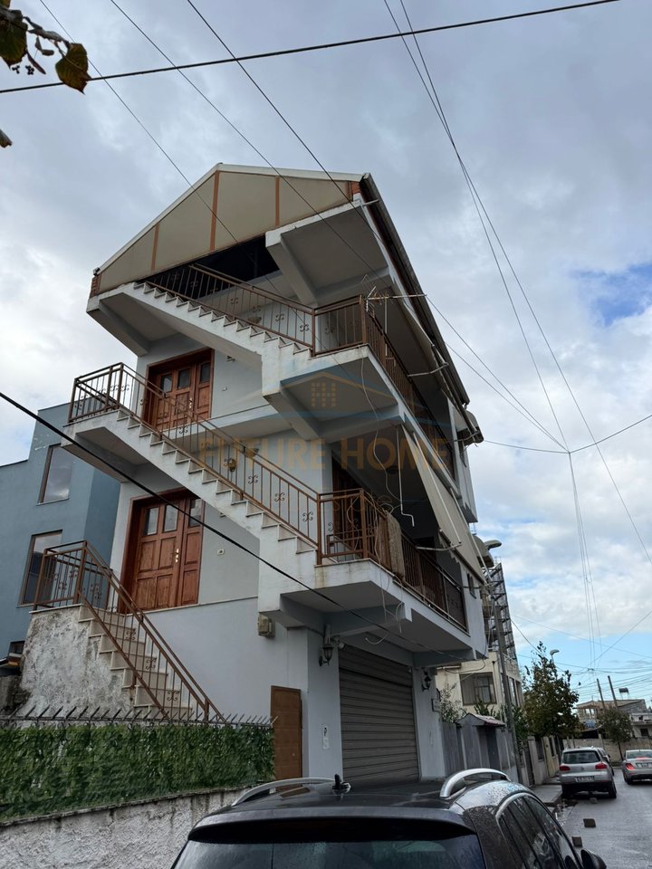 Disponiamo per la vendita di un edificio di 3 piani, ex Campo di Aviazione, Tirana.