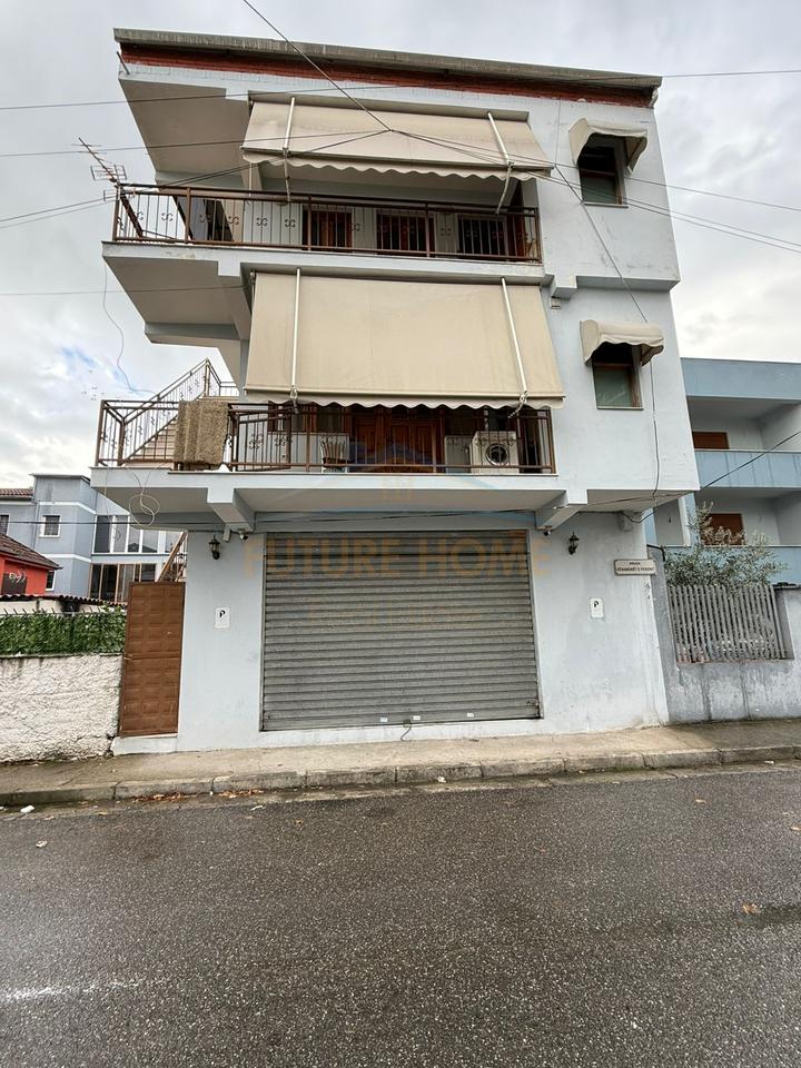 Disponiamo per la vendita di un edificio di 3 piani, ex Campo di Aviazione, Tirana.