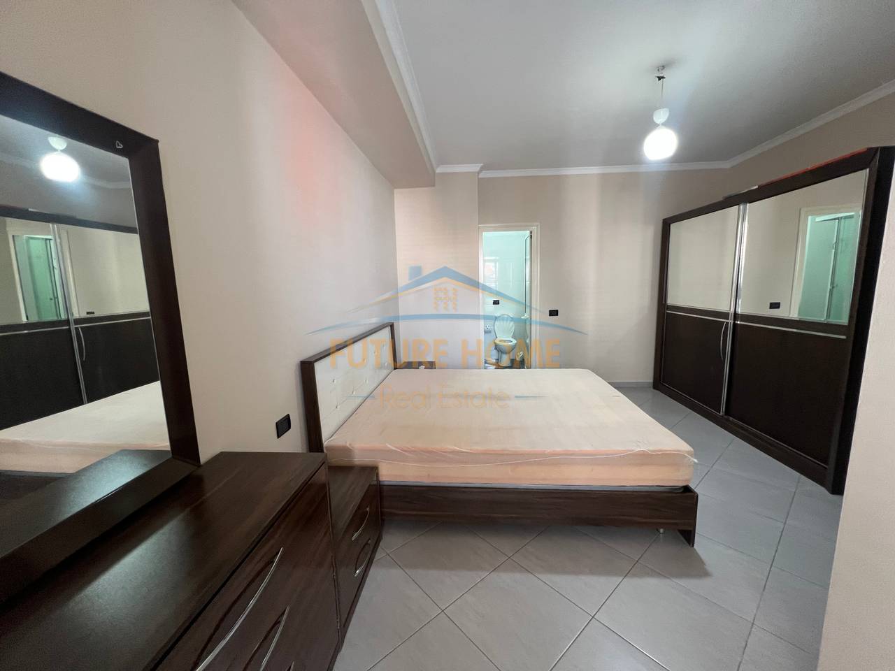 Shitet Apartament 2+1 , Unaza e Re, prane Bar Ikon.