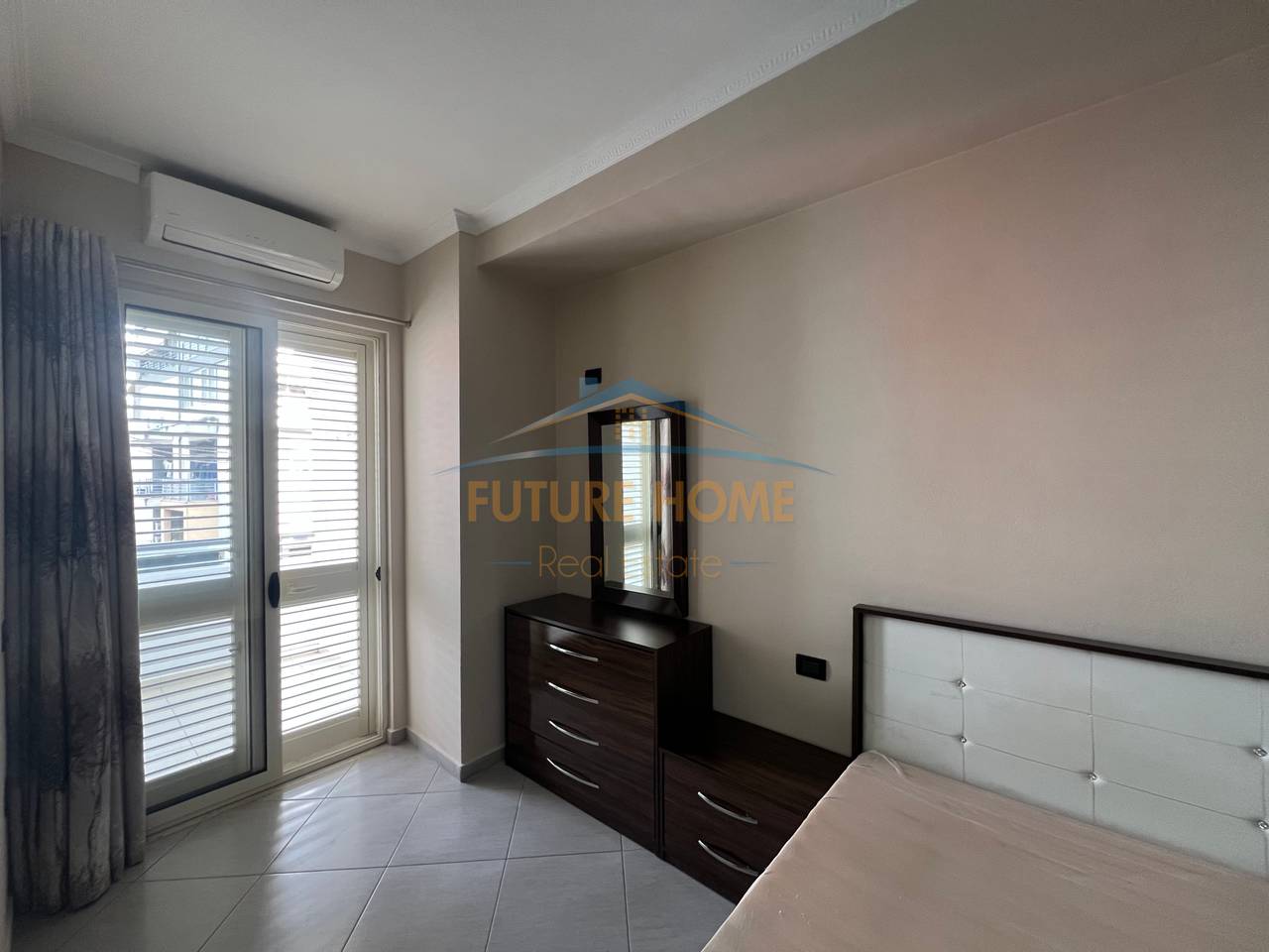 Shitet Apartament 2+1 , Unaza e Re, prane Bar Ikon.