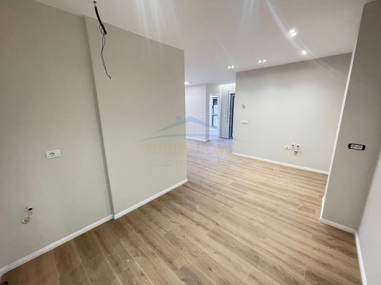 Shitet, Apartament 2+1, Pazari i Ri, Tiranë.