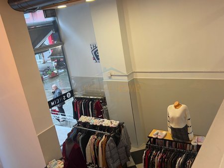 Shitet, Ambient Biznesi, Unaza e Re, Tiranë.
