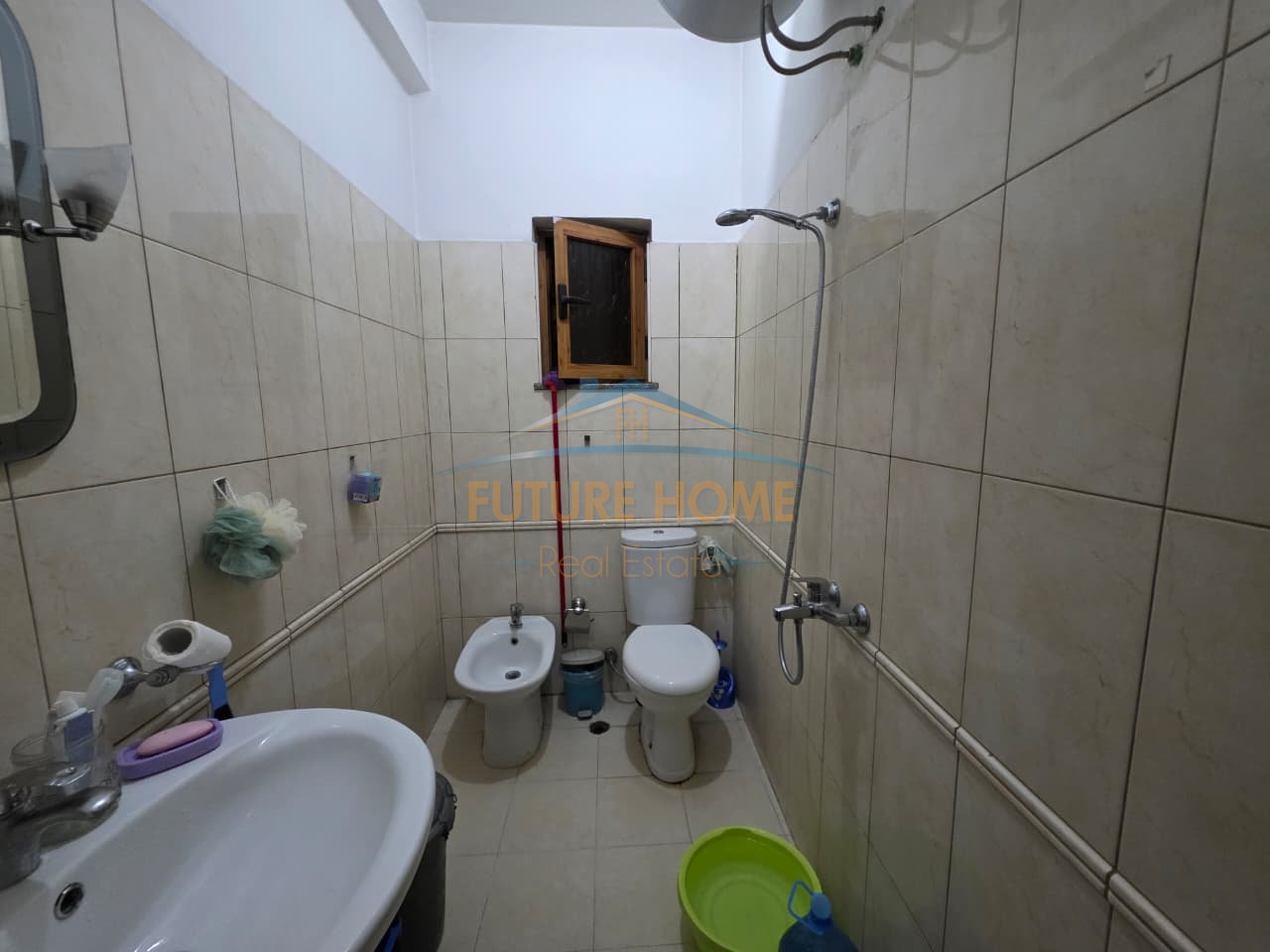 Qera,Apartament 3+1+2 tek Rruga e Kavajes!