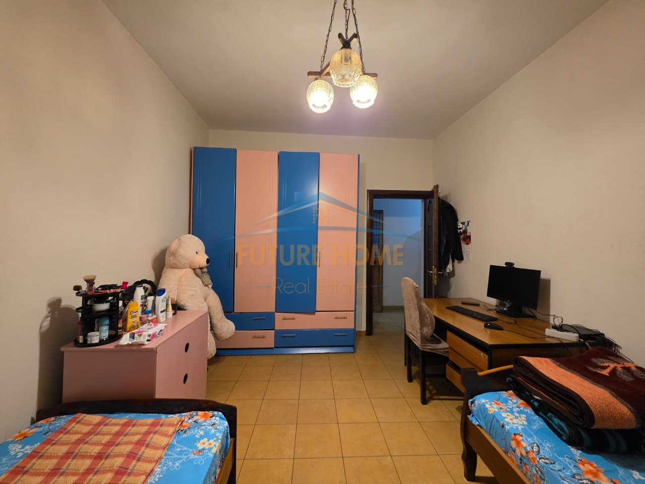 Qera,Apartament 3+1+2 tek Rruga e Kavajes!