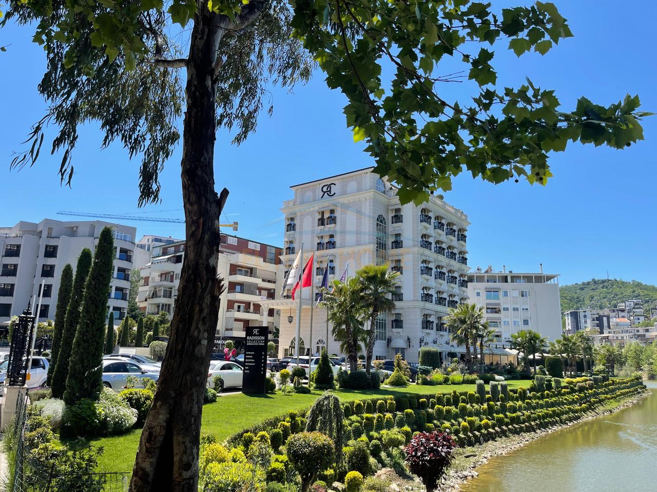 Shitet, Apartament 2+1+2+2 Poste parkimi, Liqeni i Thatë, Tiranë.