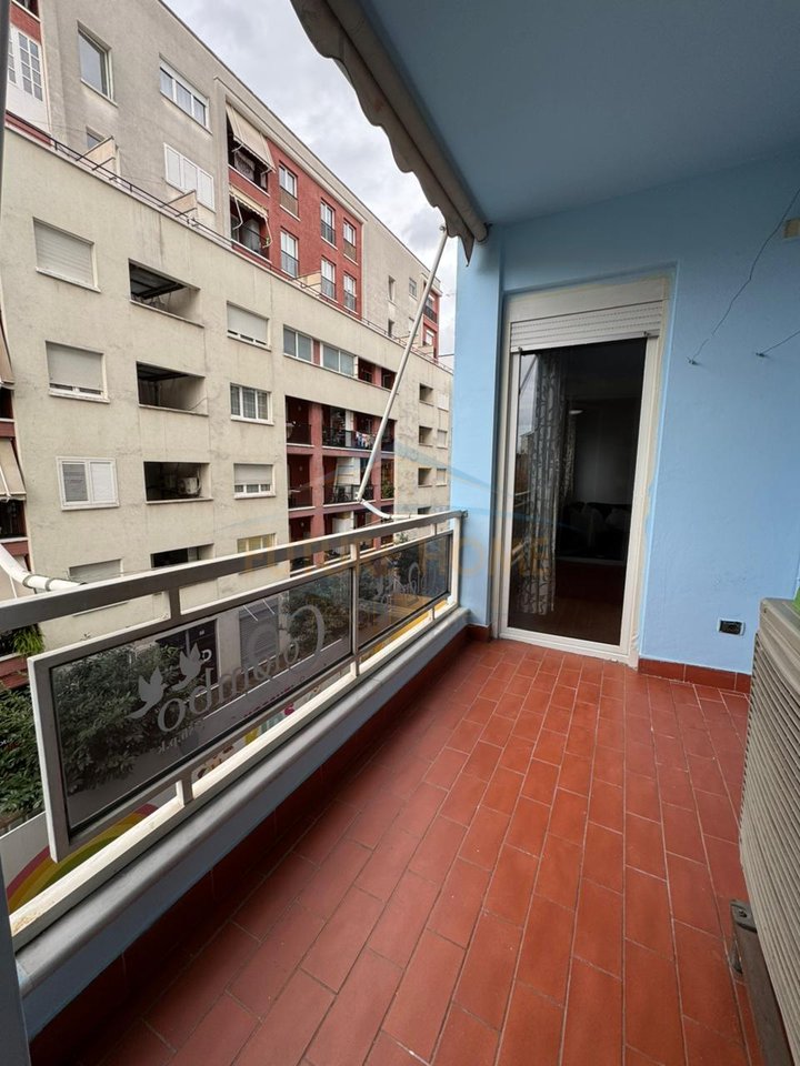 Shitet, Apartament 2+1+2, Oxhaku , Tiranë