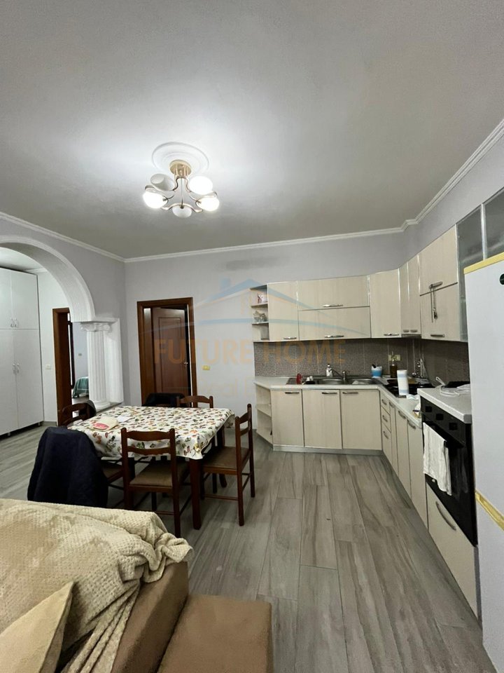 In vendita, Godine, ex Kenete, Durazzo