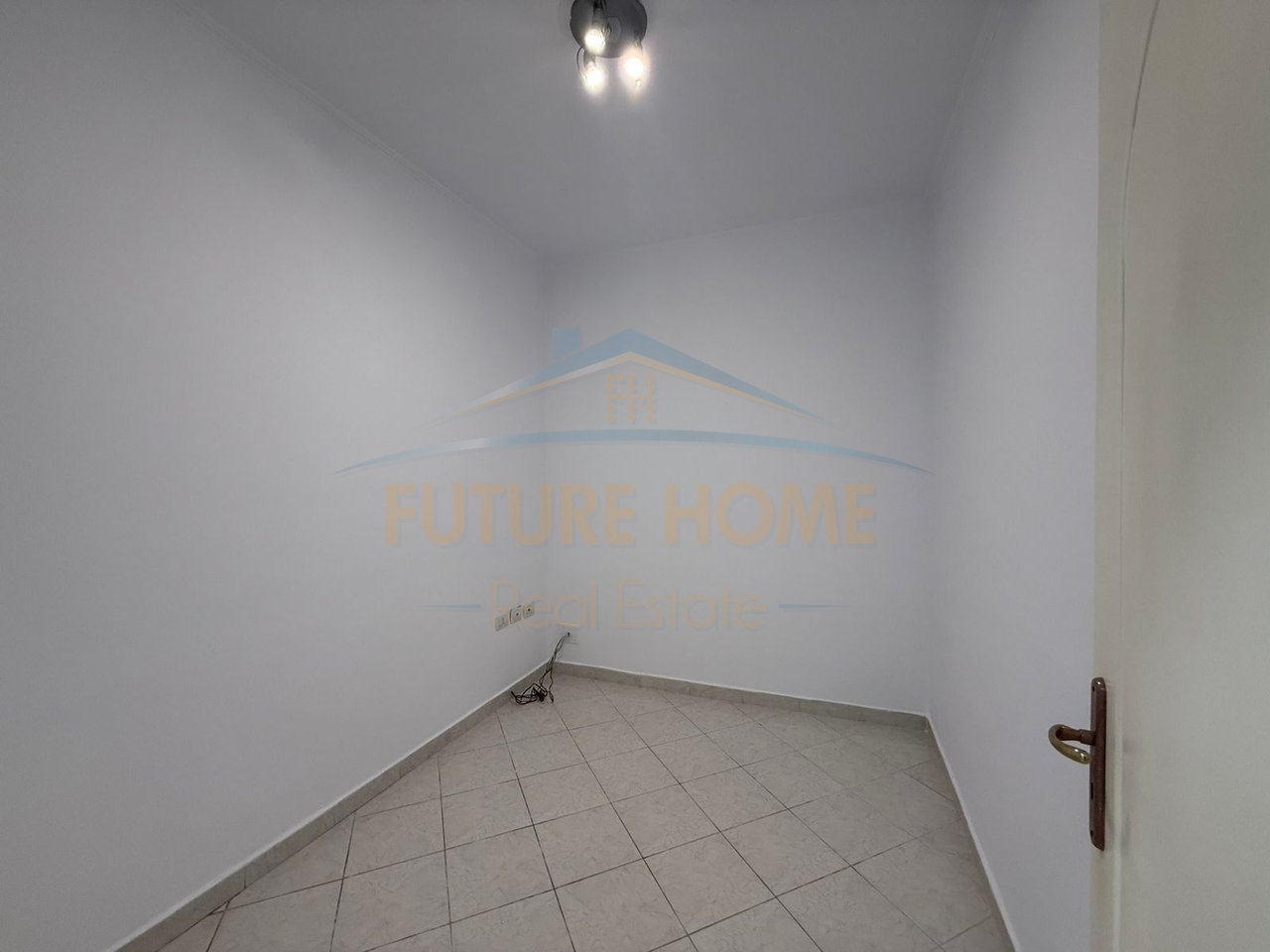 Qera, Ambient Biznesi, Gjimnazi "Petro Nini Luarasi"