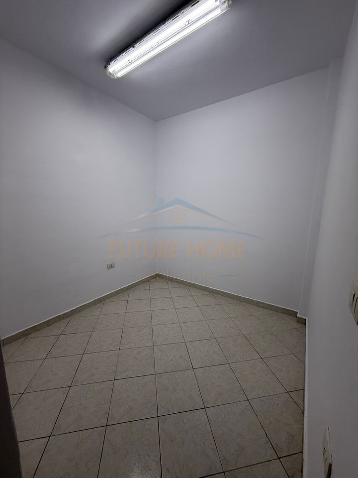 Qera, Ambient Biznesi, Gjimnazi "Petro Nini Luarasi"